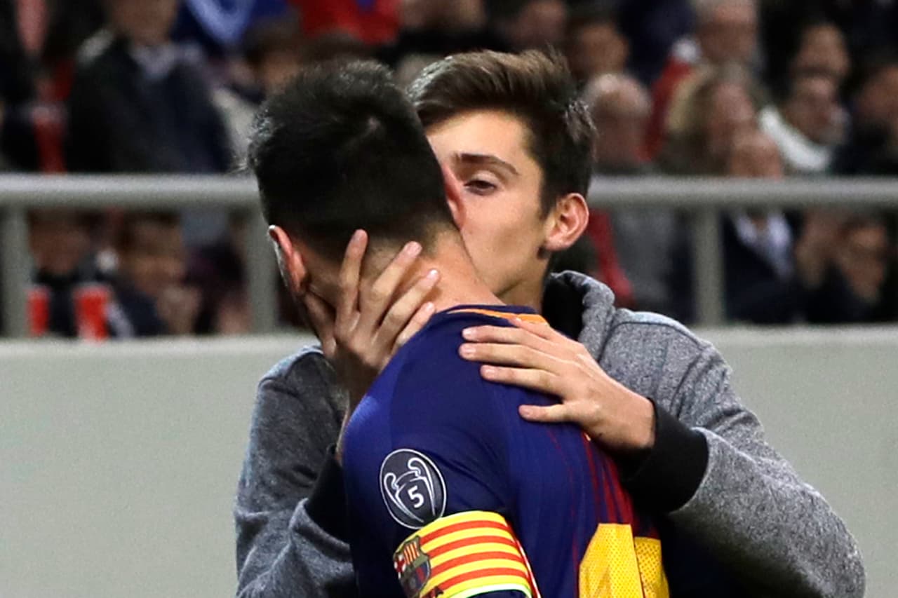 Barcelona recibió todo el reconocimiento y cariño de los hinchas en su visita a Olympiacos en Grecia, pero eso no fue suficiente para llevarse el triunfo.