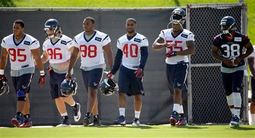 Jerrell Powe (95), Dan Pettinato (96), Cam McLeod (98), Kurtis Drummond (40), Benardrick McKinney (55) y Kenny Hilliard (38) (AP-NFL).
