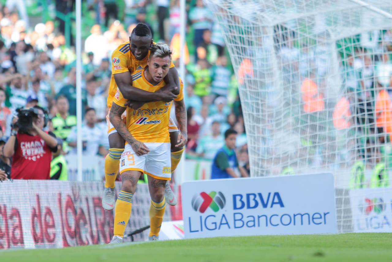 Luego del festejo, Vargas vociferó algo al guardameta de Santos Jonathan Orozco y al árbitro central, quien no dudó en amonestar al andino por su actitud.