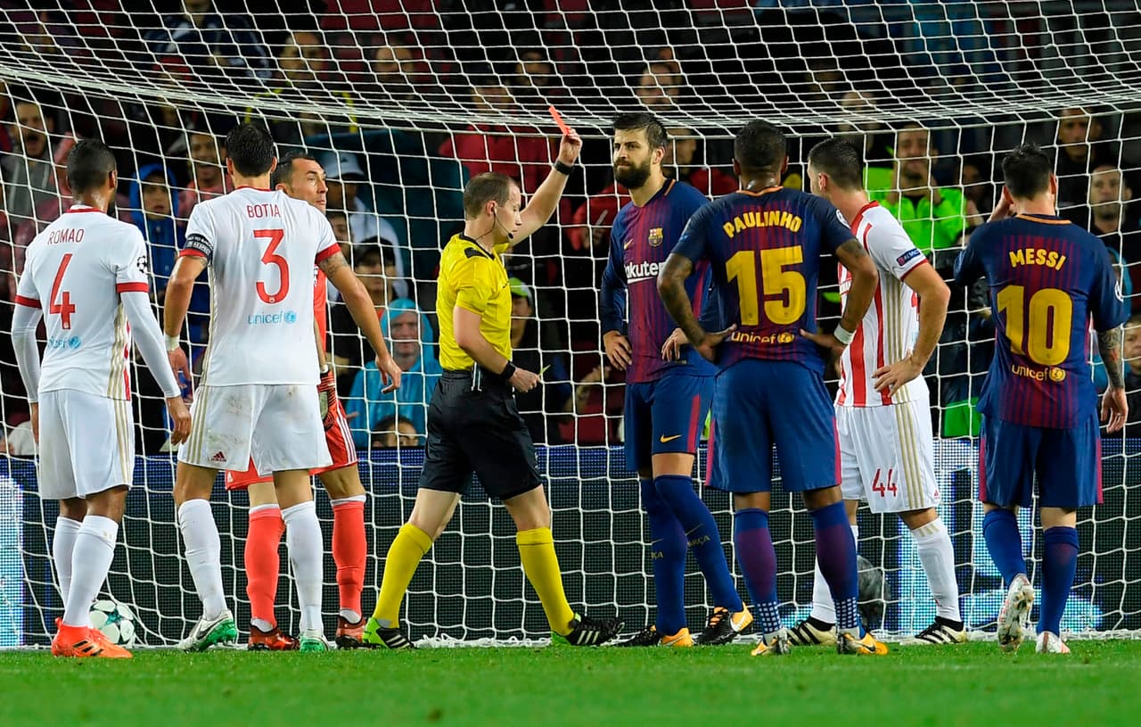 Pique puso la mano para embocar el balón en lo que simulaba ser una anotación legal y el árbitro lo amonestó de nuevo, con lo que fue expulsado.