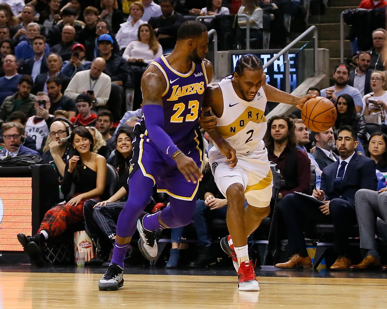 LA LAKERS 98-111 TORONTO. Los Lakers (31-37) cada vez están más cerca de la eliminación al caer de nuevo, esta vez en gira ante los Raptors (49-20), quienes tienen su propia cruzada por no permitir que Milwaukee se escape como el mejor del Este.