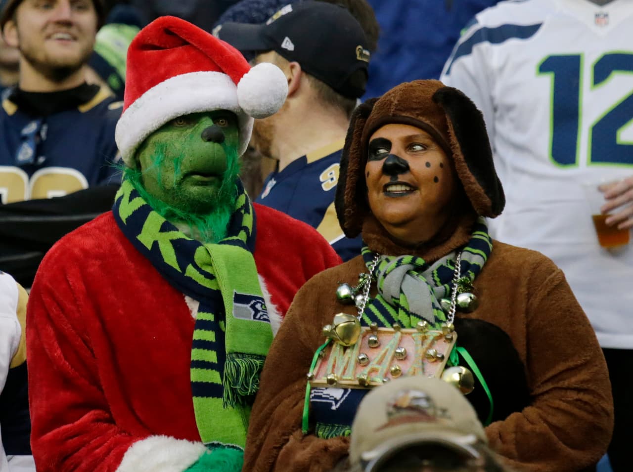 Las animadoras y los fanáticos en múltiples escenarios de la NFL en la jornada 15 vistieron la fiesta del fútbol americano de Navidad con sus atuendos y demás accesorios de las festividades.