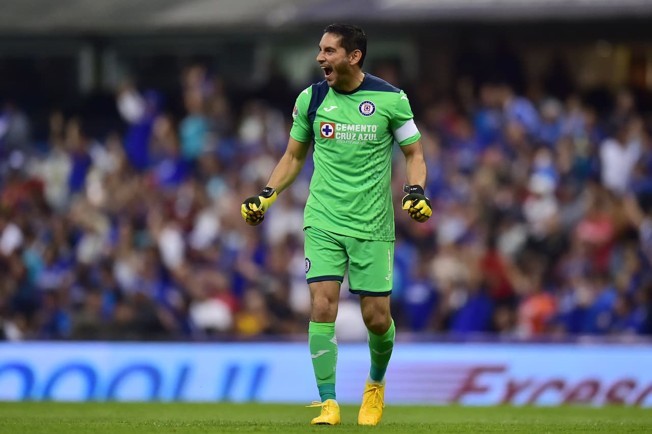 Al descanso su equipo lo seguía ganando y Corona era clave pues salvó cerca de cuatro o cinco ocasiones claras de gol.
