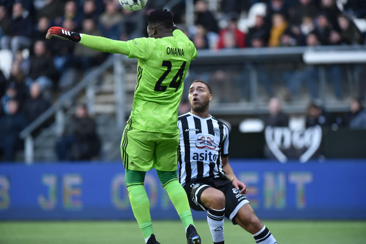 Al minuto 77 el delantero nigeriano Dessers aprovecha el espacio que deja el Ajax y convierte el tiro en gol.