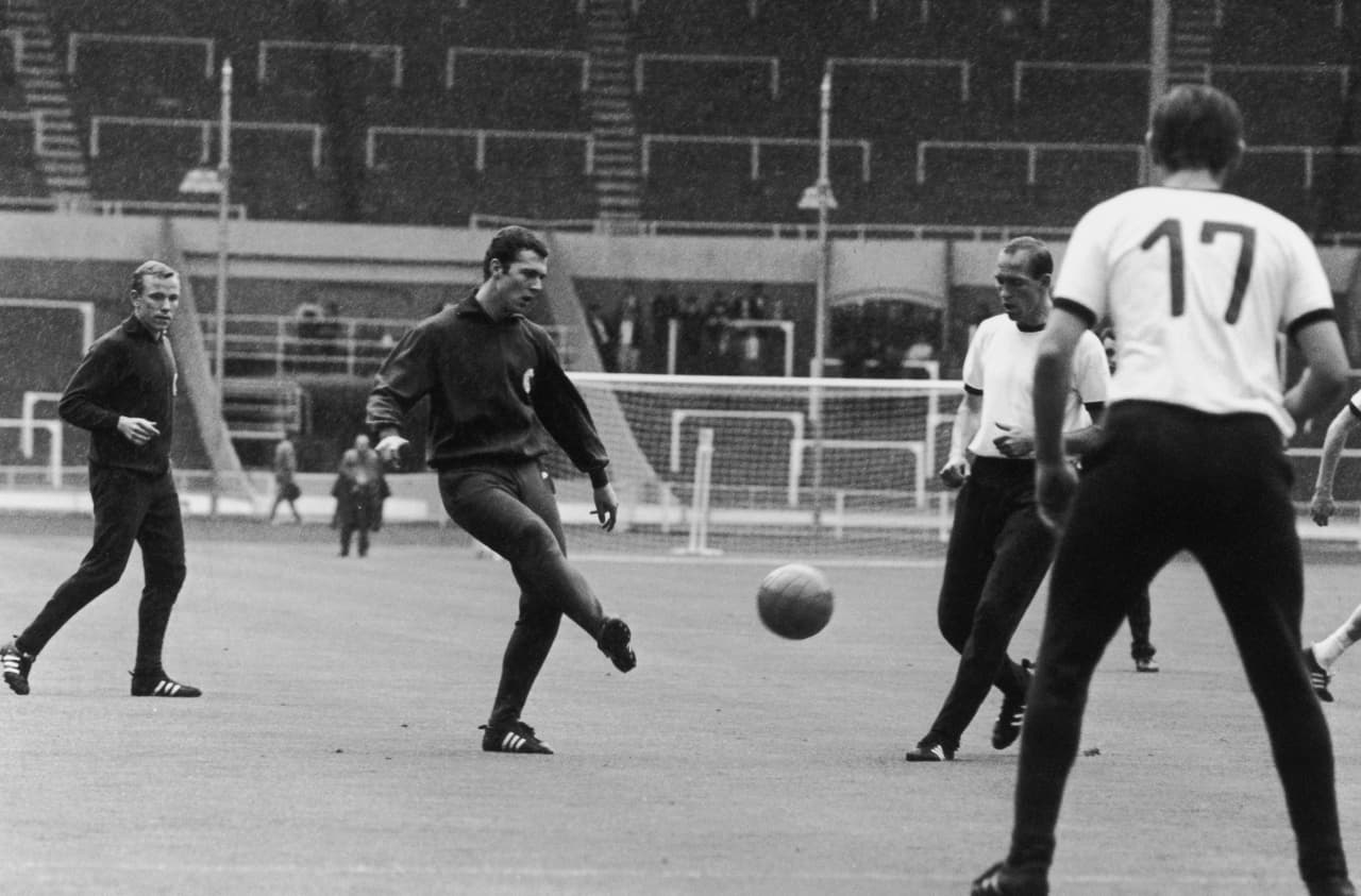 Franz Beckenbauer fue un defensa alemán cuya clase y calidad permitía a su equipo tener una seguridad atrás y una salida clara. Finalista en 1966 y semifinalista en 1970, fue campeón en 1974.