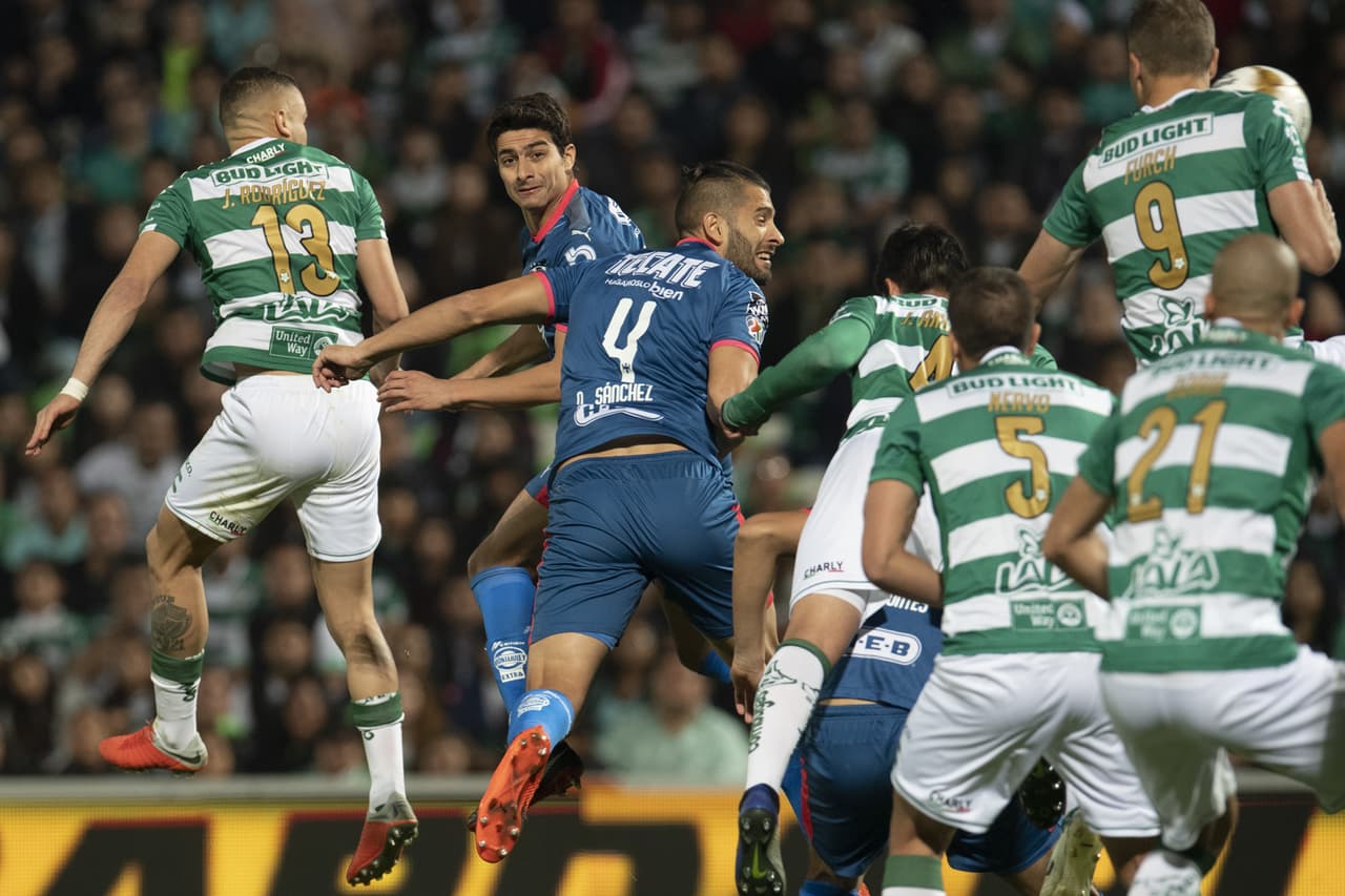 Con este remate de cabeza cayó el primer gol del partido por parte de Nicolás Sánchez.