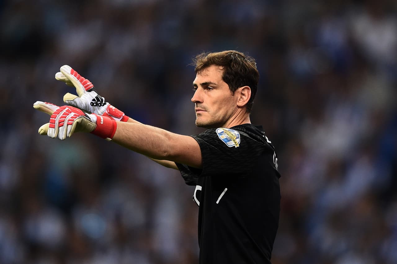 El arquero Íker Casillas al final hizo gestos de despedida, lo que abrió las puertas a la especulación sobre su carrera.