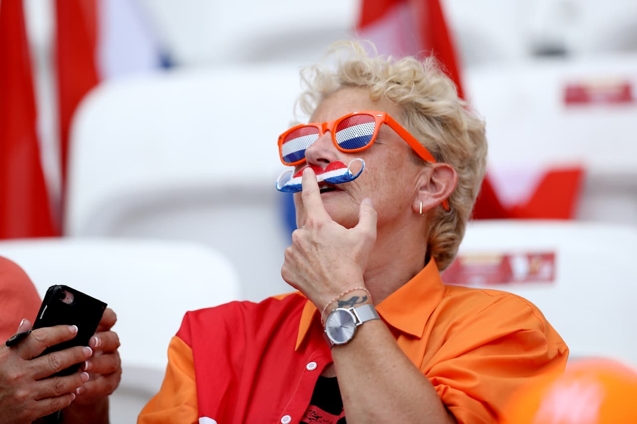 Después de la fiesta que montaron los fa´naticos de Estados Unidos, el turno este miércoles fue para los holandeses quienes fueron mayoría en el Stade de Lyon para el juego de Semifinales del Mundial Femenino ante Suecia.