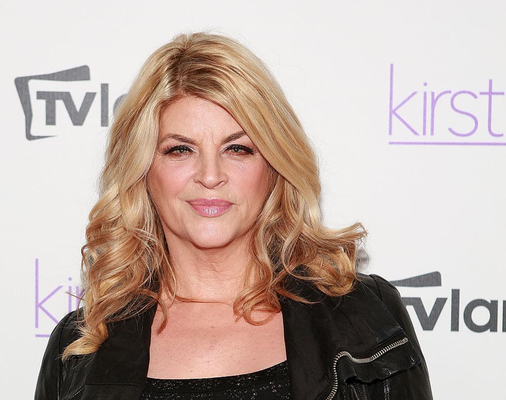<b><a href="https://www.univision.com/noticias/estados-unidos/kirstie-alley-estrella-de-cheers-muere-71-anos-cancer">Kirstie Alley, actriz </a></b>
<br>
<br>Alley murió el 5 de diciembre a los 71 años de un cáncer que le fue descubierto recientemente. 
<br>
<br>Famosa, entre otras cosas, por sus papeles en la serie 'Cheers' y en películas como 'Mira quién habla', Alley fue ganadora de un Emmy y su rostro se volvió un ícono de la industria entre los 80 y 90. "Kirstie fue una de las relaciones más especiales que he tenido. Te amo, Kirstie. Sé que nos volveremos a ver", escribió en un mensaje en redes sociales, John Travolta. 
<br>