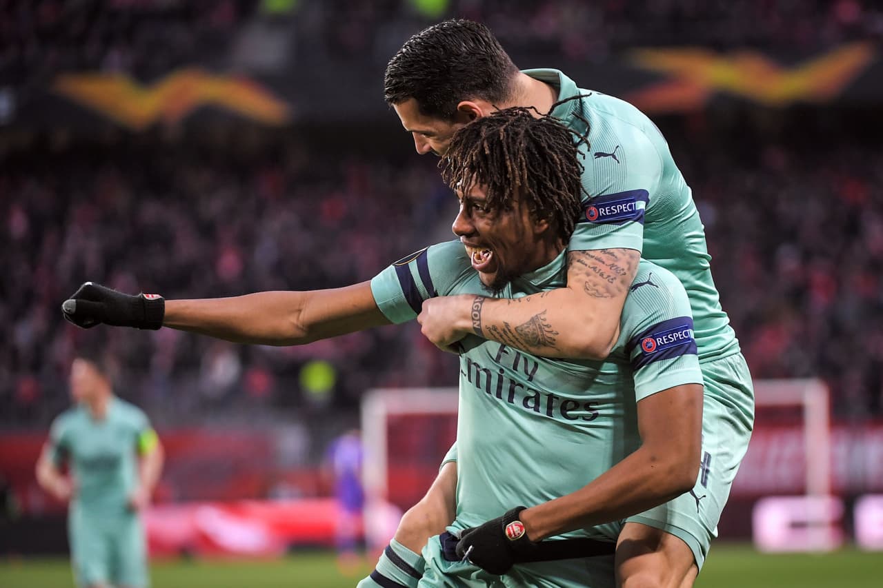 Desde la banda izquierda envió un balón al área, como si fuese un centro, pero nadie llegó a tocarlo y el portero se confió, teniendo que sacarlo del fondo de su arco.