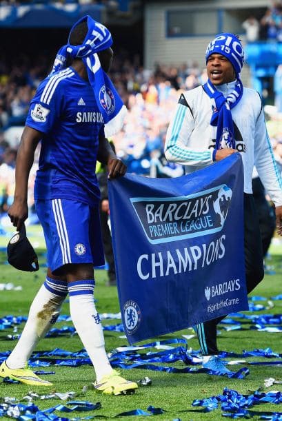 Aquí vemos al delantero marfileño festejando con sus compañeros.