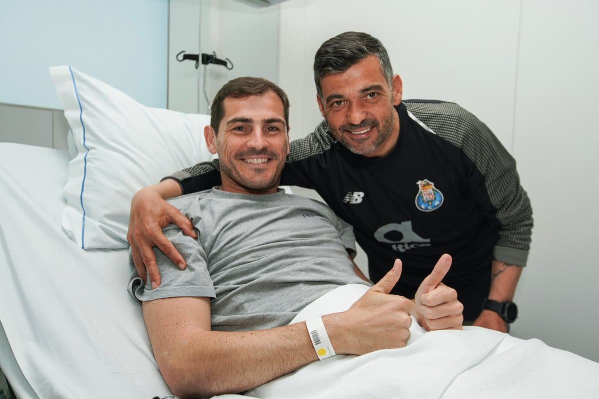 El técnico Sergio Conceicao lideró la visita del plantel del Porto a Iker Casillas al hospital.