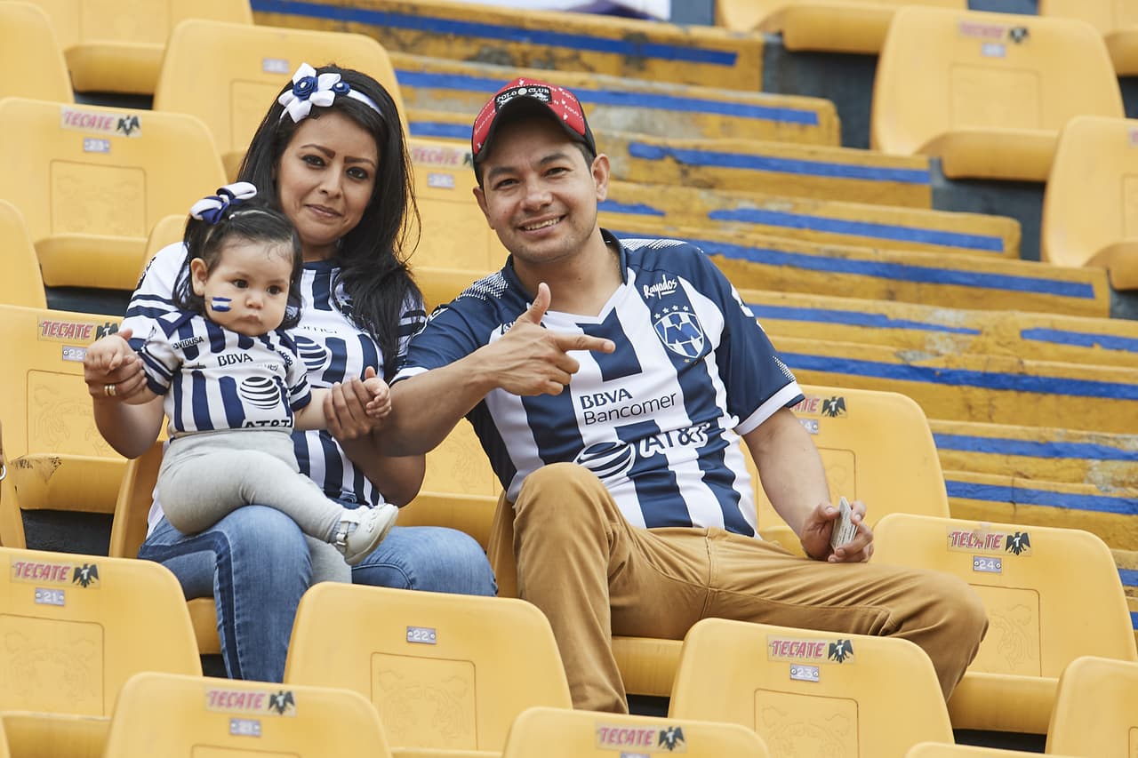 Este es el marco con el que las aficiones de los dos equipos regiomontanos se preparaban para alentar a Tigres y Rayados en el Clásico Regio edición internacional en la Final de la Liga Campeones de la Concacaf.