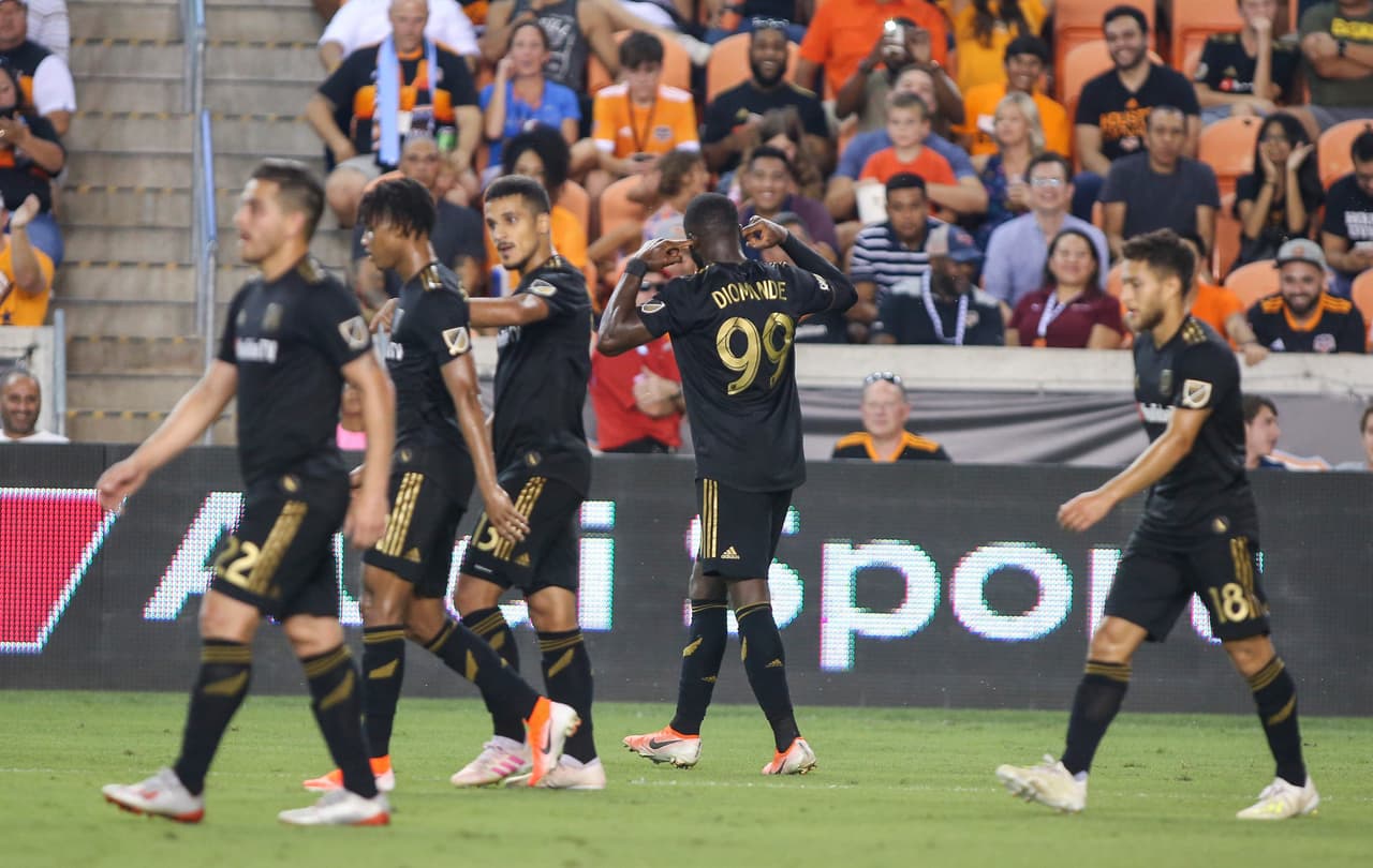 Al minuto 45'+2 Adama Diomande (centro) alcanzó el empate para LAFC aprovechando una desatención de la defensa rival.