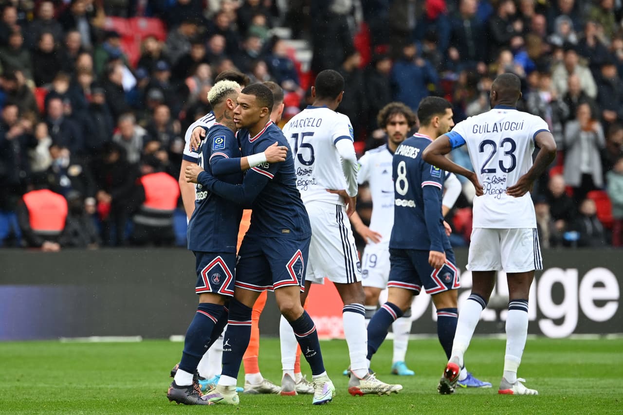 El PSG goleó al Bordeaux con los goles de Mbappé, Neymar y Leandro Paredes, pero ni esa victoria evitó los abucheos de sus seguidores, quienes castigaron especialmente al Ney y Lio.