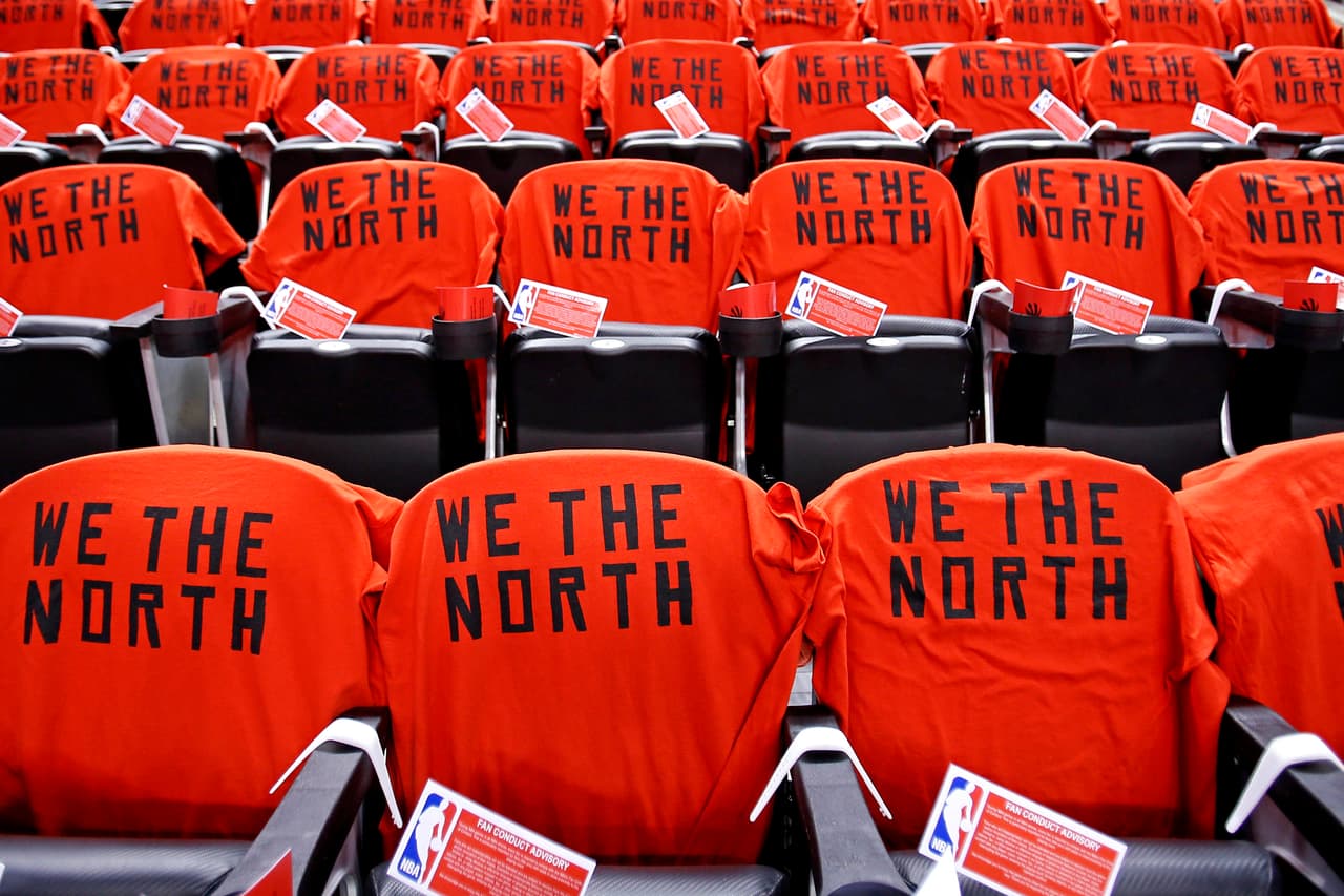 Con una inquebrantable fe de ver a su equipo campeón por primera vez, los aficionados de los Toronto Raptors se dejaron llegar de manera masiva a Scotiabank Arena para atestiguar historia. Aunque la duda se siembra ahora que está por regresar Kevin Durant para este Juego 5. Gran ambiente previo al quinto partido de las Finales de la NBA.