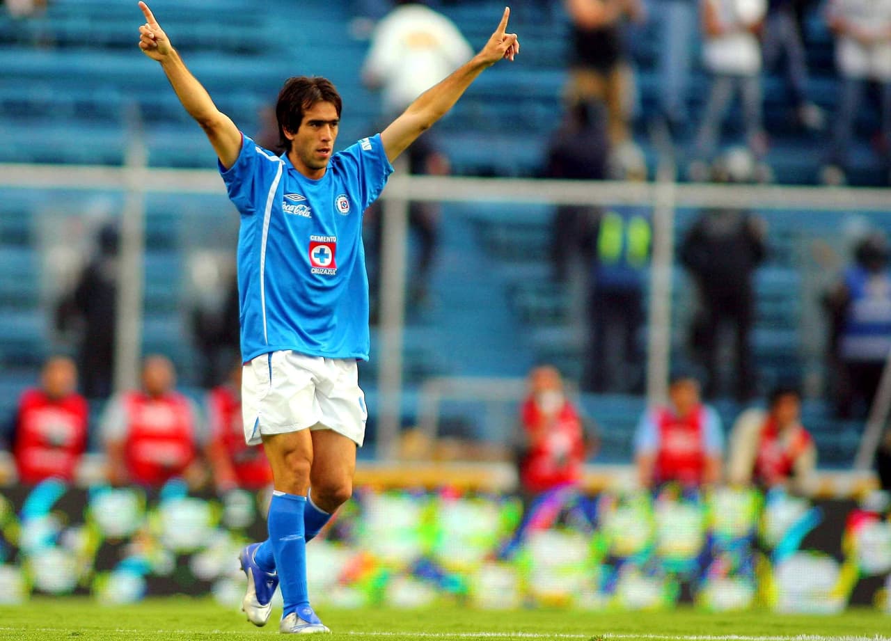César 'el Chelito' Delgado. Se volvió ídolo en su llegada al Cruz Azul, anotó 61 goles y cruzó el charco.