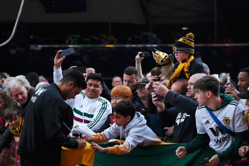El mexicano Raúl Jiménez es ya un ídolo para la afición del Wolverhampton. Aquí los aficionados pidiéndole un autógrafo previo al partido.