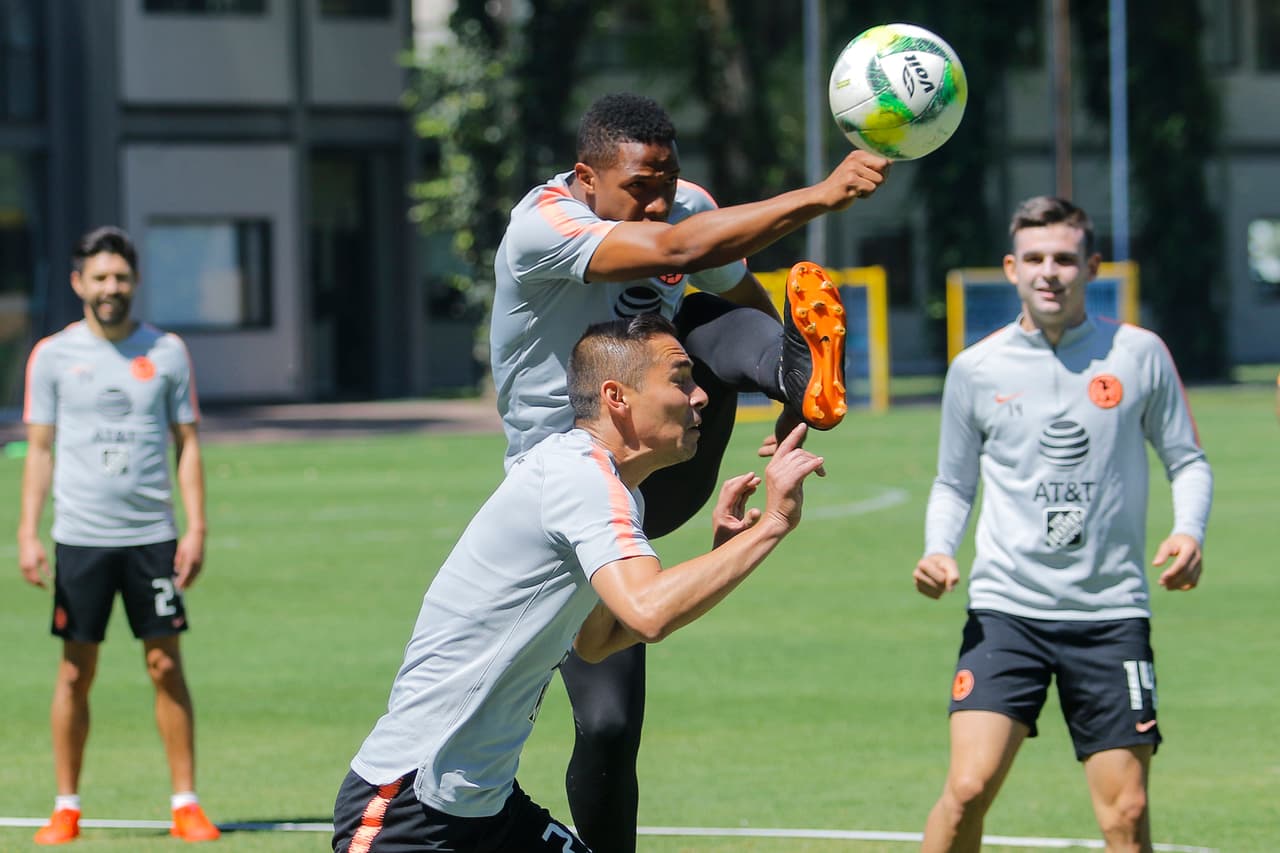 Oribe Peralta volvió a ser parte del grupo de trabajo de América, que entrena con miras para su choque contra Tigres en el Clausura 2019. El 'Hermoso' espera contagiar a sus compañeros para ir por los puestos de comando.