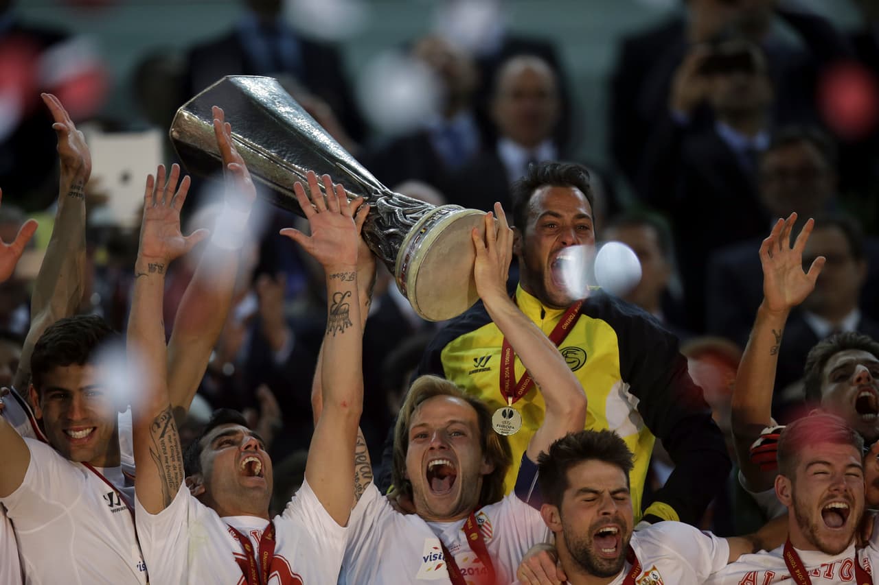 Con el Sevilla ganó la Europa League en la temporada 2013-14, para después fichar por el Barcelona.