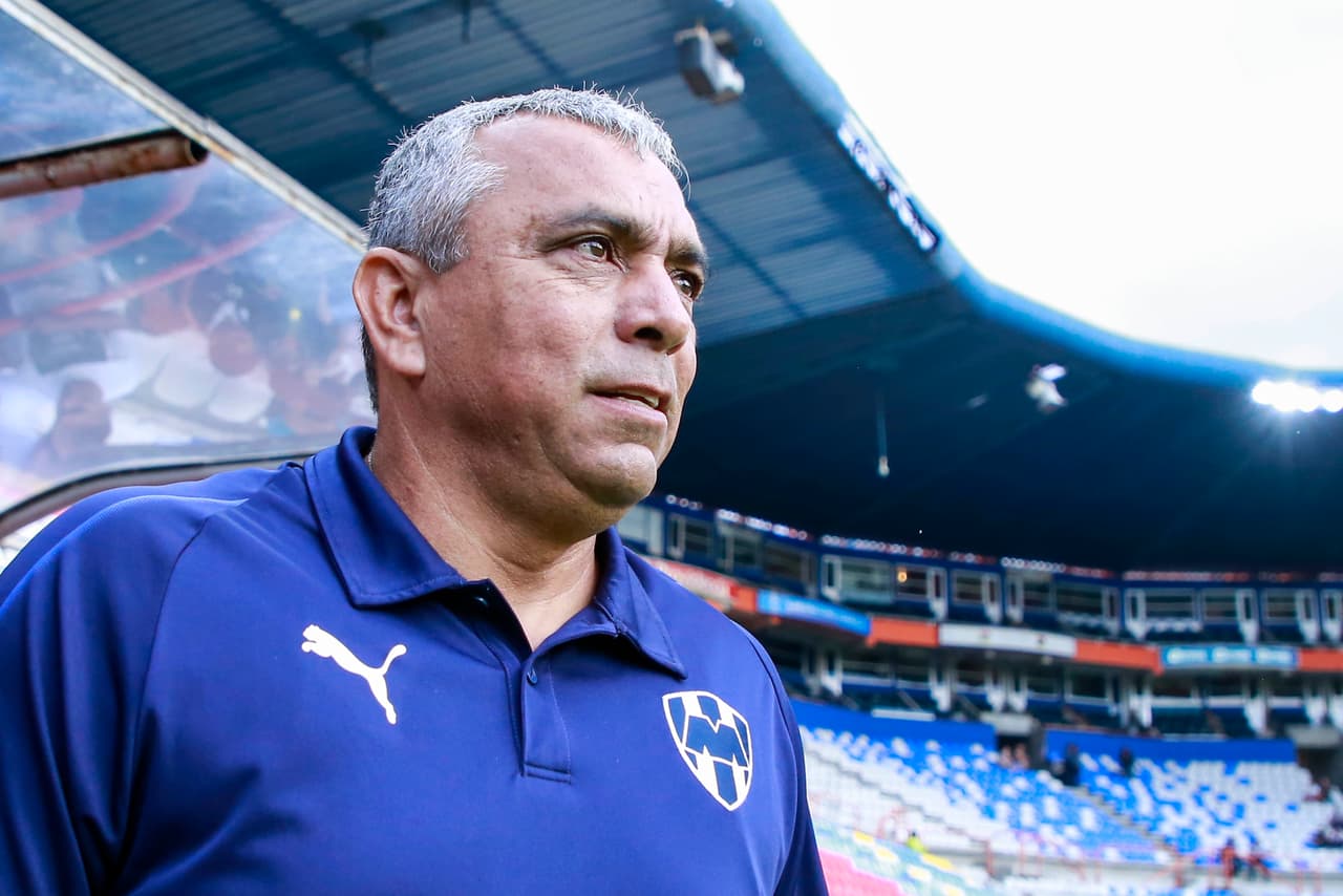 Héctor Beccera, estratega de Monterrey, también se hizo presente con un semblante relajado.
