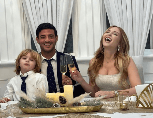 El futbolista mexicano cenando junto con su familia listos para recibir el año 2021,