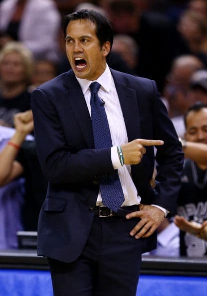 Todo o nada. Dispuestos a dejar la vida en la cancha San Antonio fue por su quinto campeonato mientras Miami buscaba salir de la mala racha 3-1 pese a que ningún equipo en la historia lo había logrado en una final. San Antonio apaleó a Miami.          