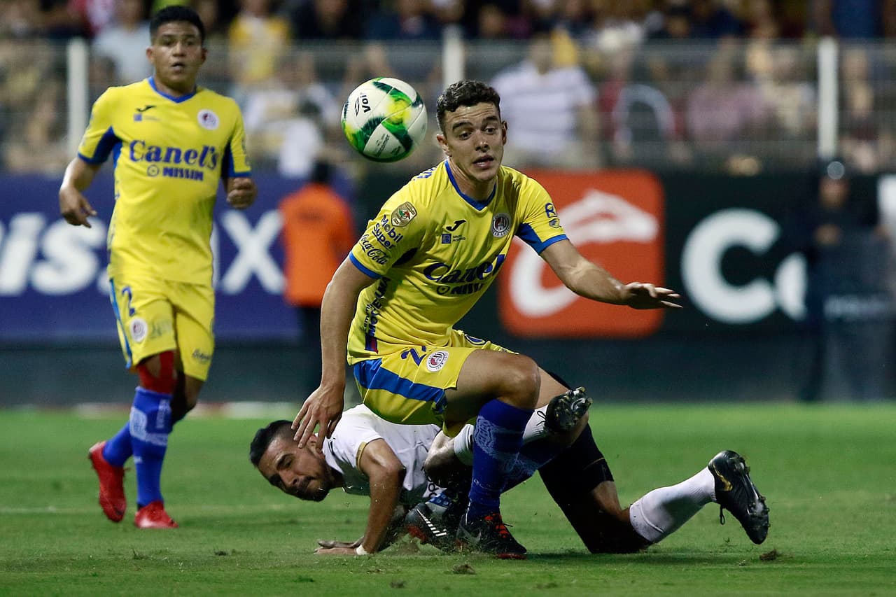 Jesús Escoboza y Enrique López, peleando por el balón durante el juego de Ida de la Final del Clausura 2019 del Ascenso MX.
