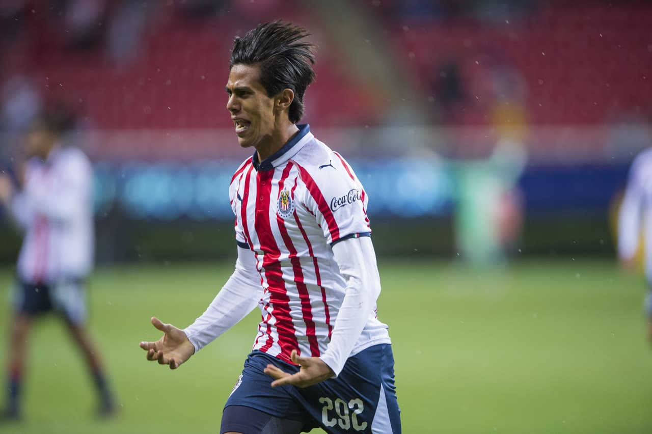 José Macías puso al minuto 38 del segundo tiempo el 3-2 de una victoria sufrida para Chivas de Guadalajara.