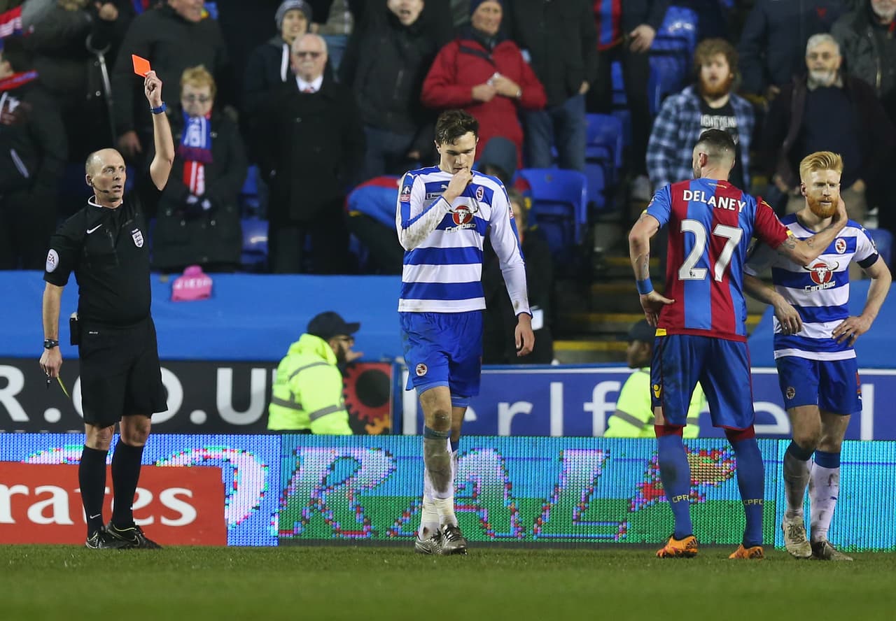 No es un árbitro muy tarjetero: su máximo récord de tarjetas rojas fue 17 en el 2007.