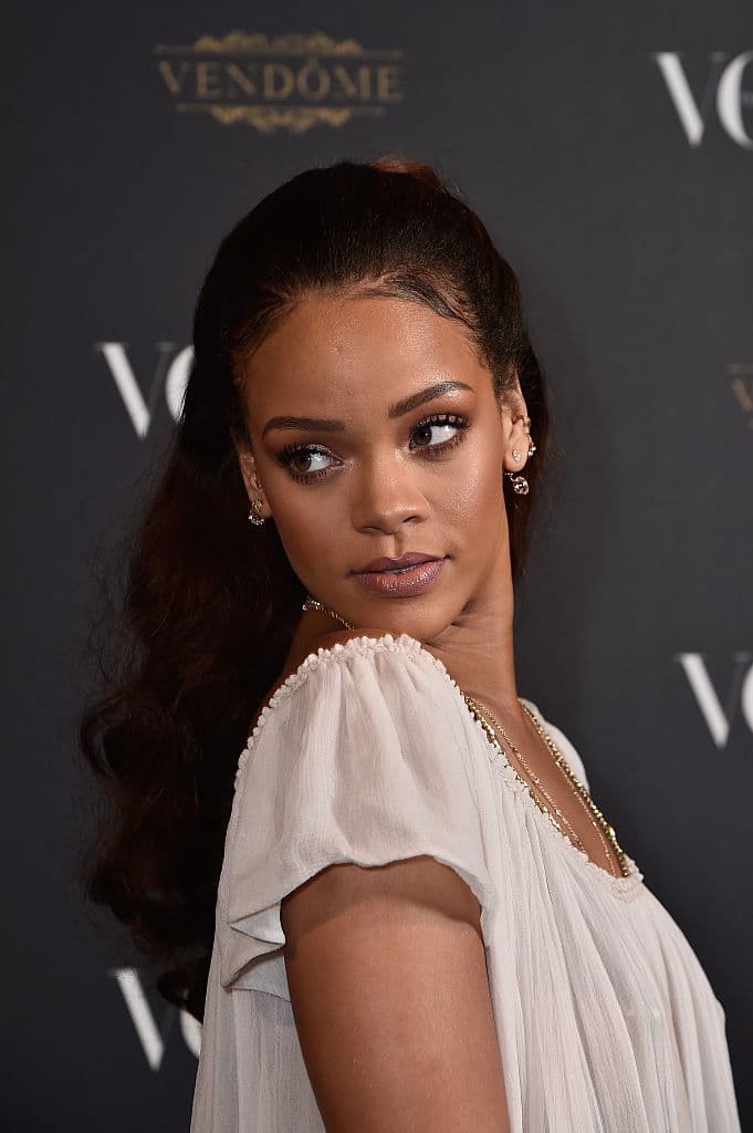 Casi un mes después de que la cantante de bardados anunciara el cierre de su nueva marca de ropa, Rihanna podría tener un nuevo proyecto en mente.
<br>