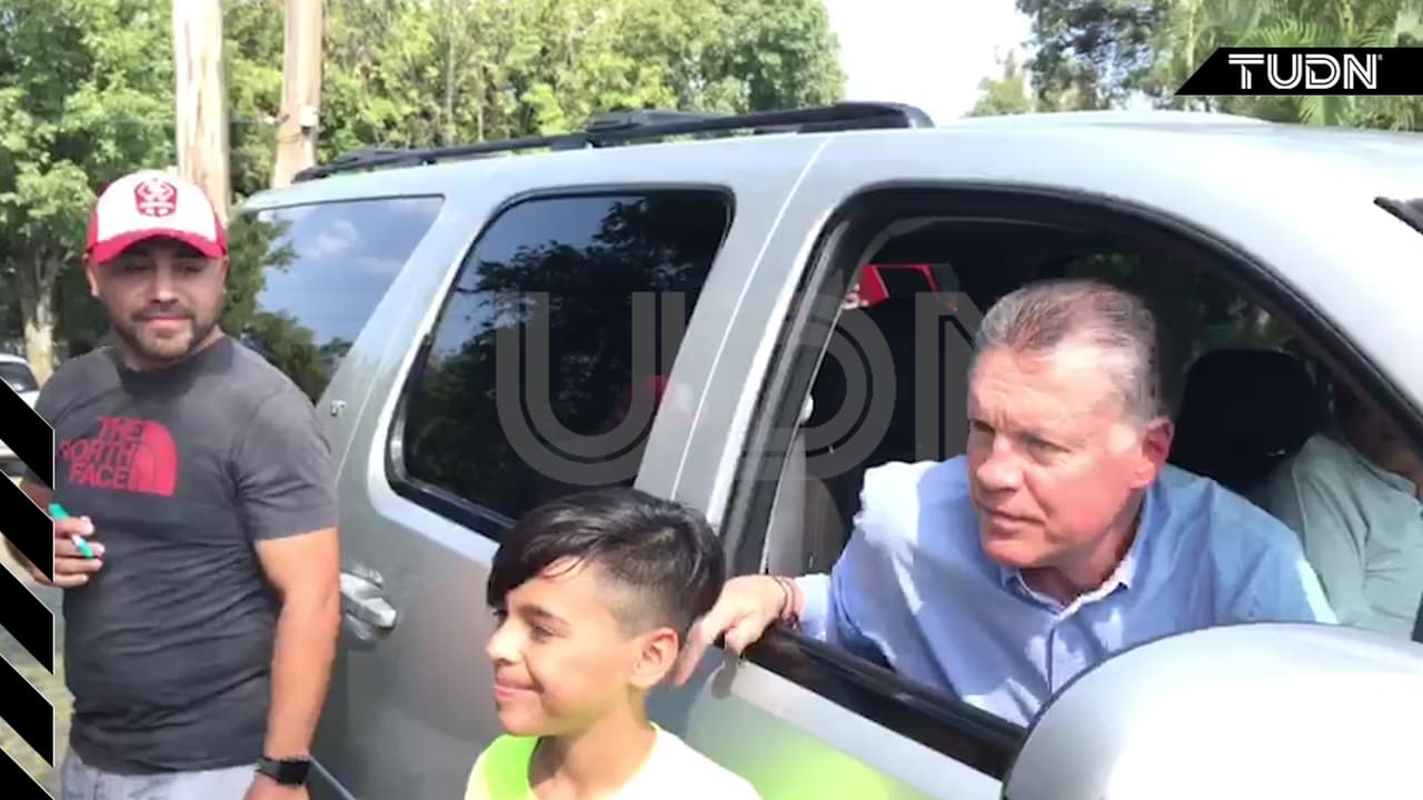 Peláez convive y responde a aficionados Chivas