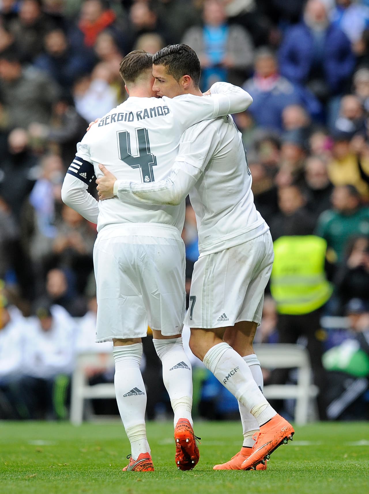 El que no podía faltar a los honores para el astro luso era el capitán del Real Madrid, Sergio Ramos, quien es su amigo y cada partido lo busca para festejar sus conquistas.