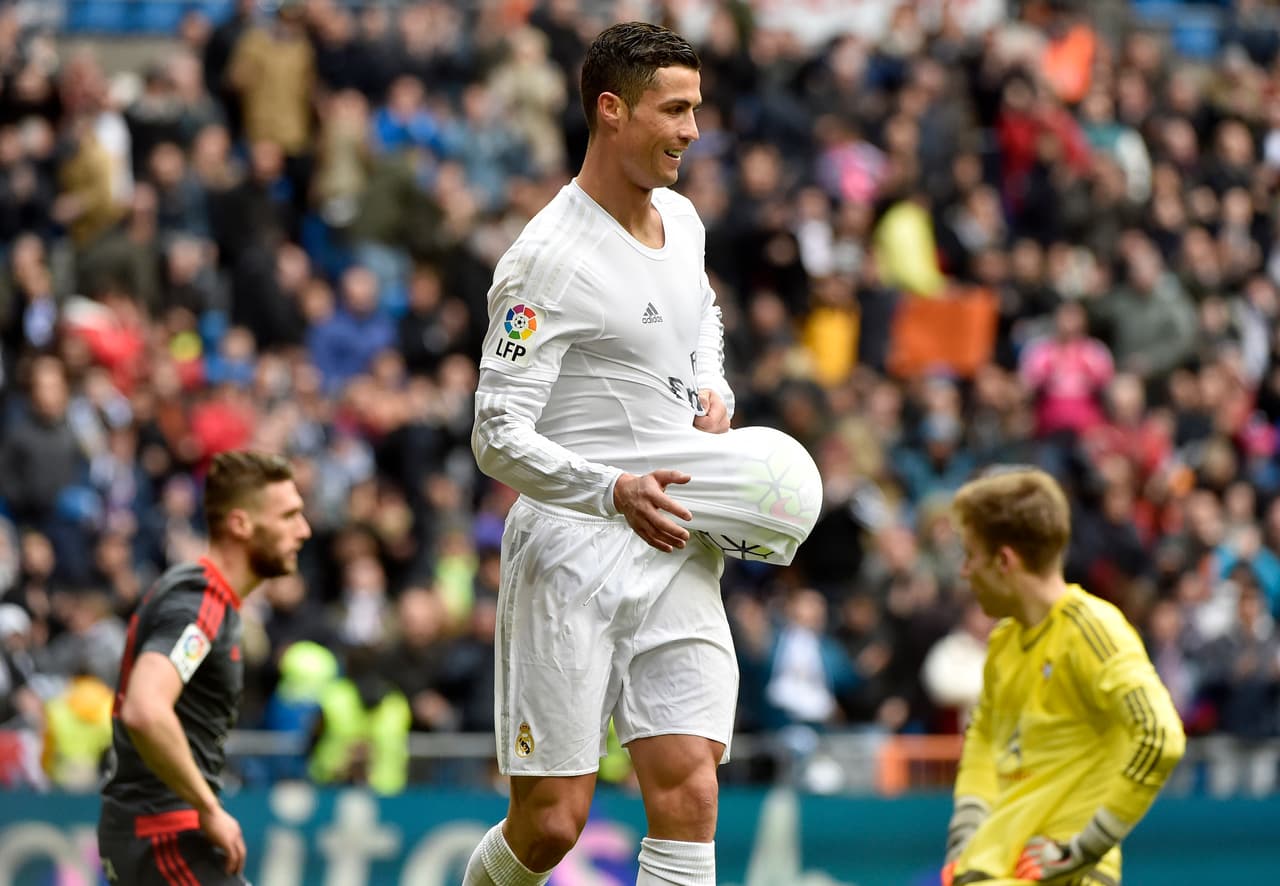 La felicidad de Ronaldo era imposible de ocultar por marcar tres goles e incluso el tercero decidió celebrarlo guardando el balón en su camiseta como si aludiera un embarazo.