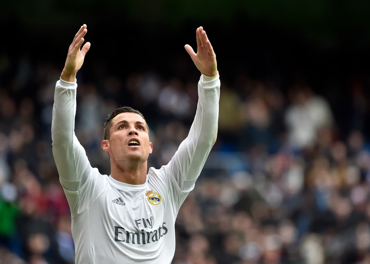Cristiano elevó sus brazos hacia el cielo y después hizo este gesto de deferencia hacia las gradas del Bernabéu al escuchar la ovación de miles coreando su nombre por el recital que estaban atestiguando.