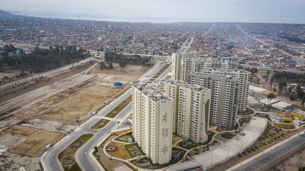 Hace menos de un año se disputaban competencias deportivas en Perú, estas torres albergaban a los deportistas y ahora están convertidos en hospitales de emergencia para pacientes con coronavirus.