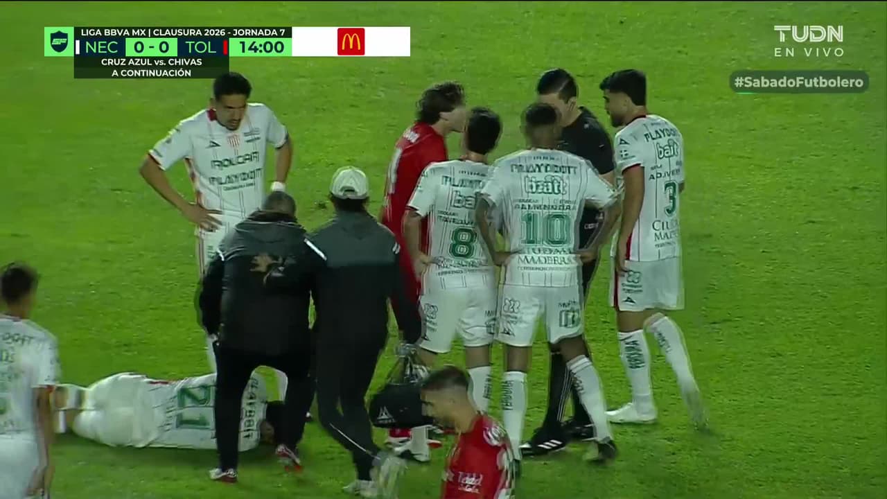 ¡Durísimo golpe! Marcel Ruiz salta e impacta con el codo a Carranza para llevarse la amarilla