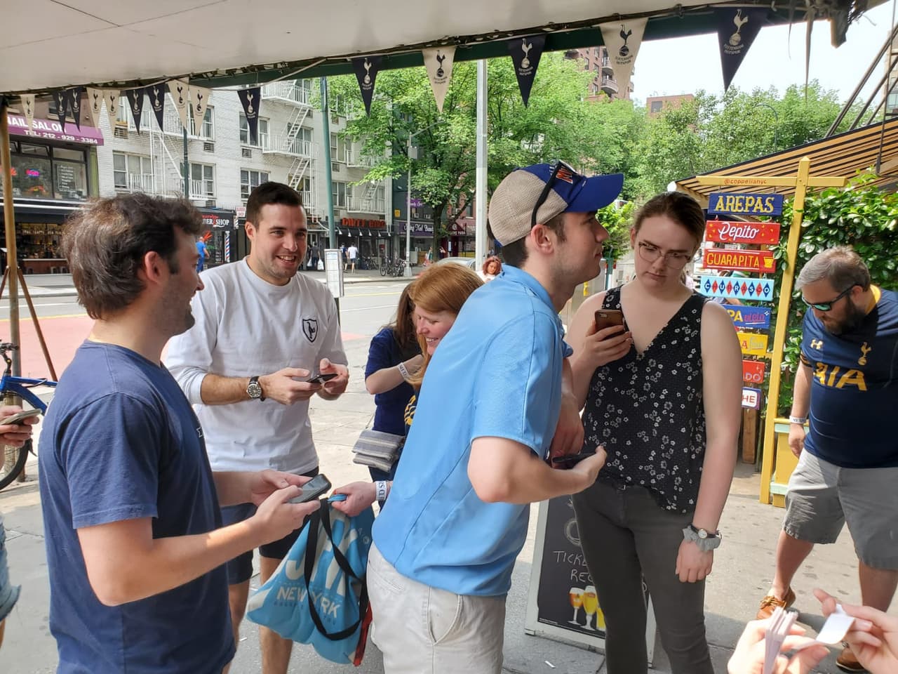 Los fanáticos del Tottenham Hotspur se reunen en Flannery's, el bar oficial de la Peña del club en New York, para disfrutar la Final de la UEFA Champions League.