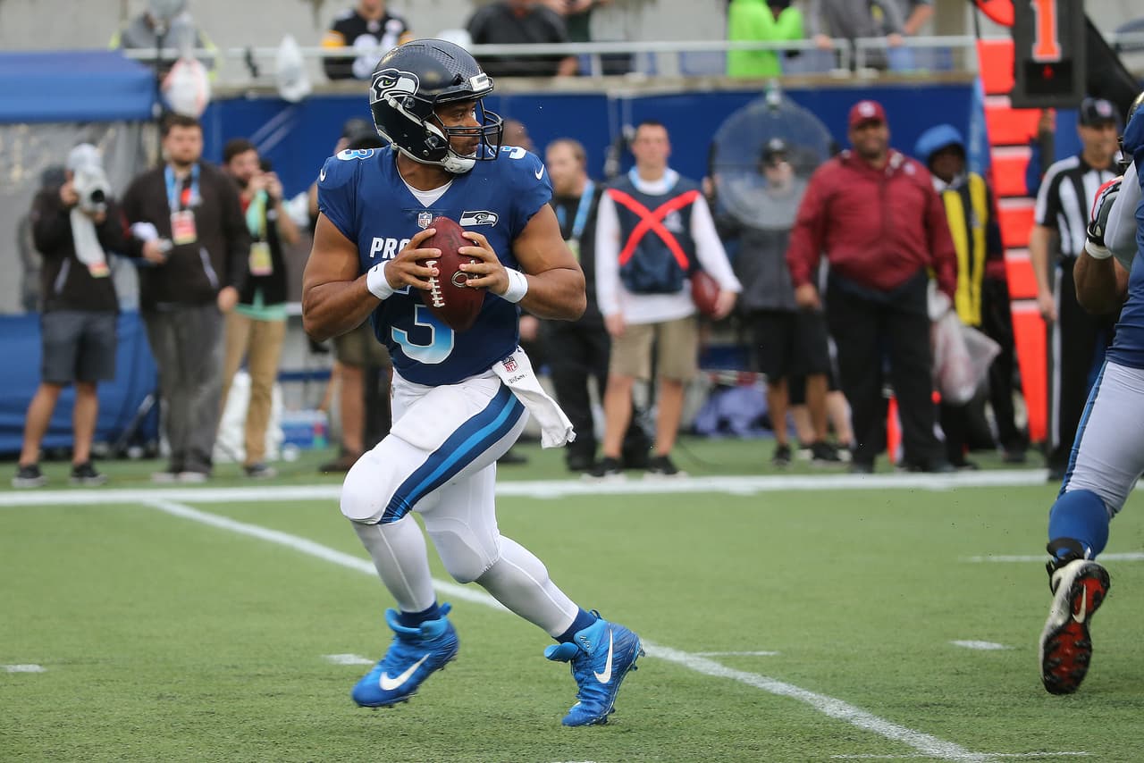 Por la Nacional, Russell Wilson completó 9 de 14 envíos para 69 yardas con una intercepción.