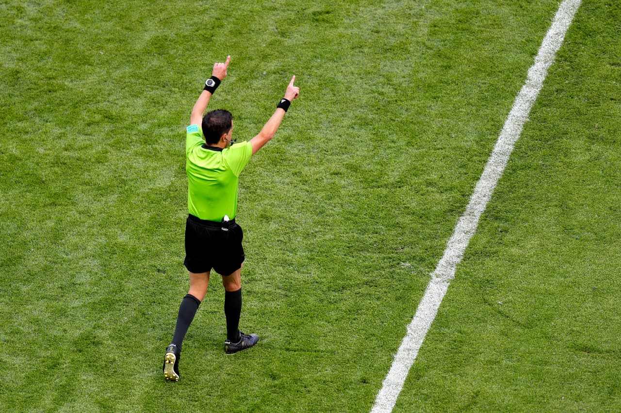 El juez hizo la señalización indicando que la decisión arbitral estaba marcada por la ayuda de video arbitral, que debuta en este Mundial.