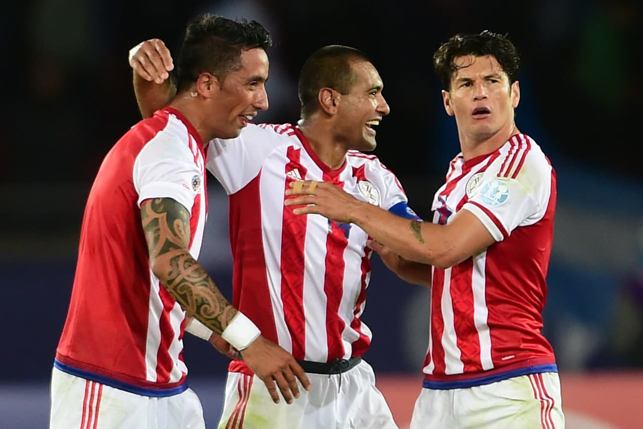 Paraguay dio la primera sorpresa de la copa al igualarle a Argentina, el conjunto guaraní iba perdiendo el partido 2-0 al medio tiempo y con un gol en la recta final de Lucas Barrios logró el 2-2 final.