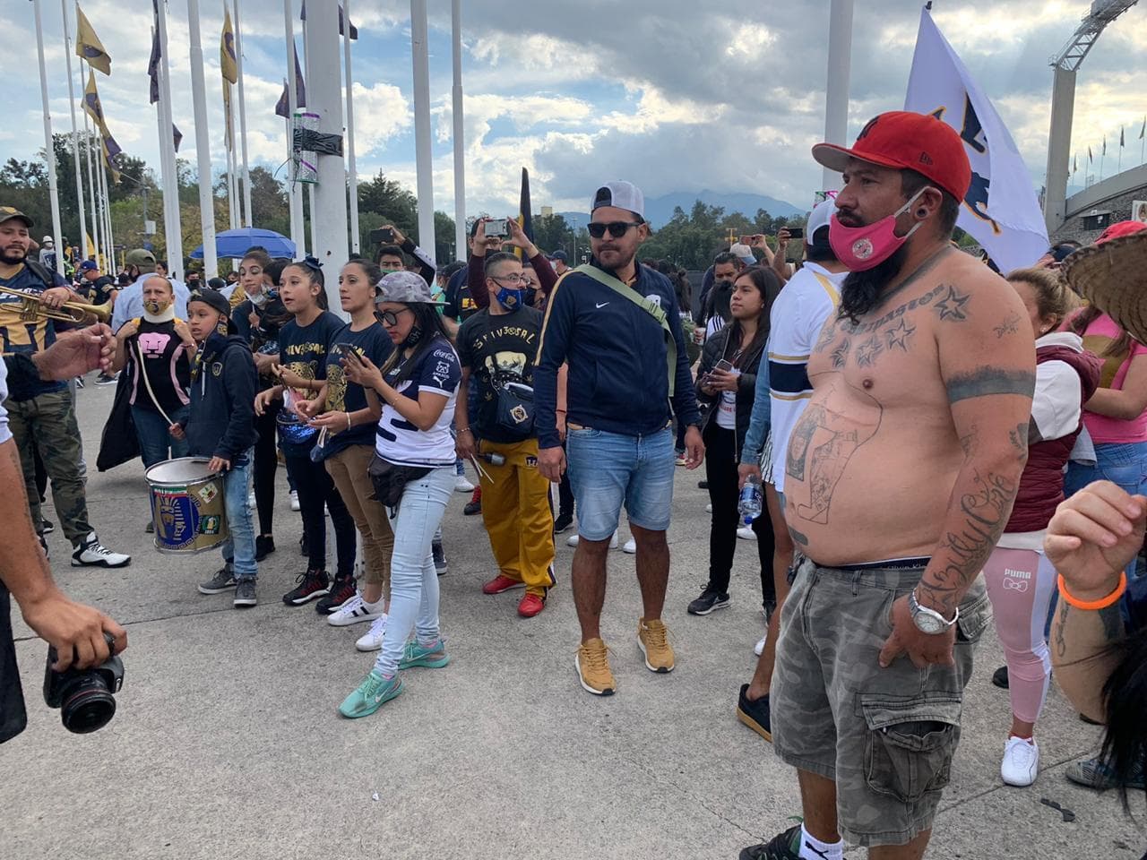 Aficionados de Pumas no respetan las medidas de salubridad e inundan los alrededores del estadio en Ciudad Universitaria.
