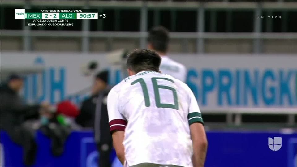 Tiro desviado de Alan Pulido