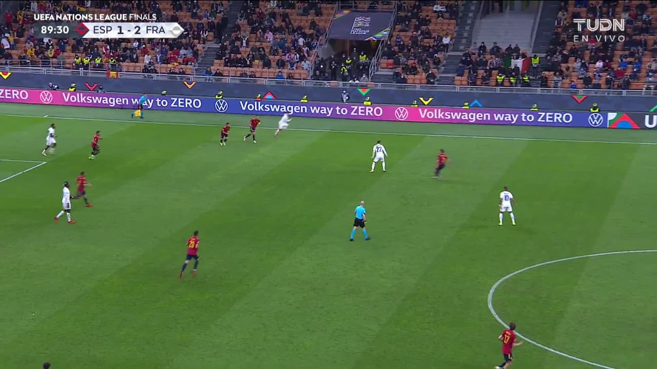 ¡TIRO ATAJADO! disparo por Kylian Mbappé.