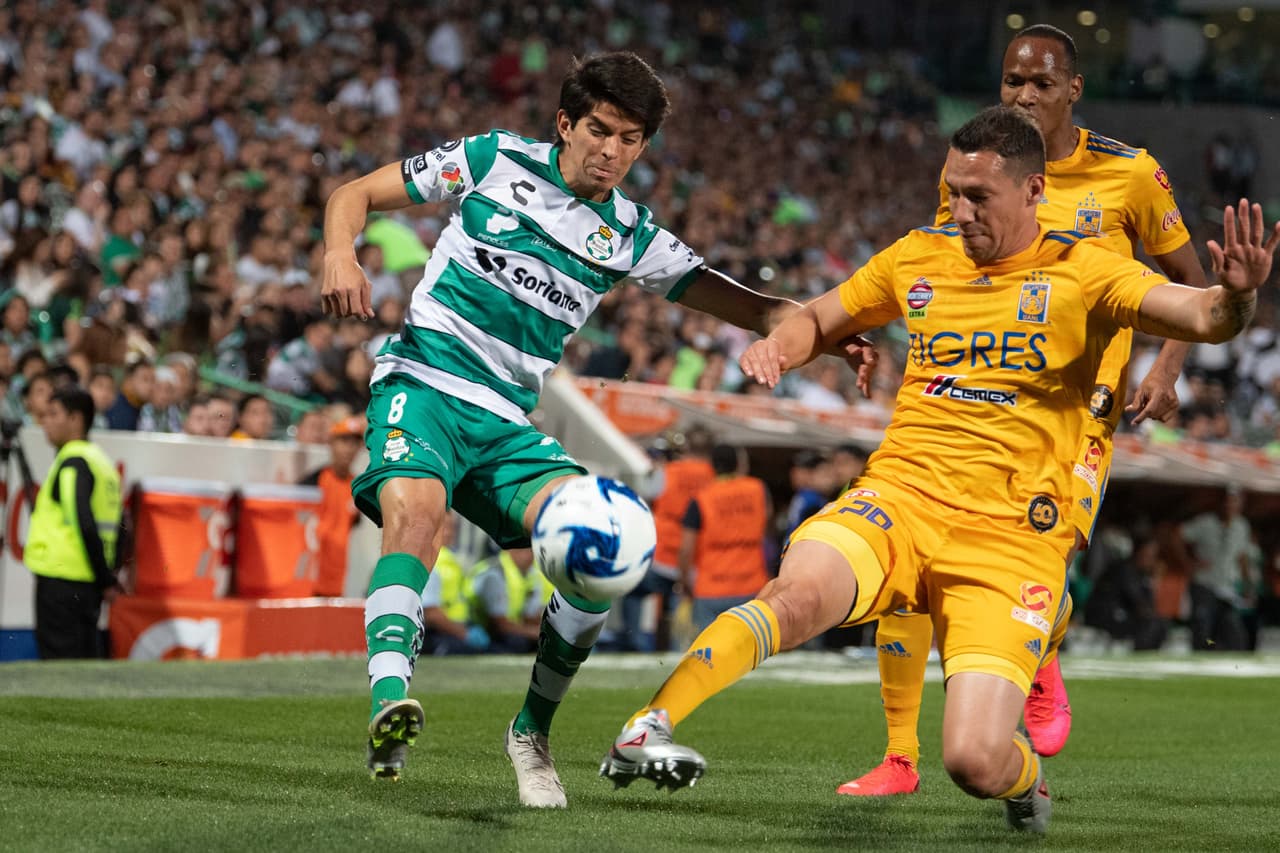 Carlos Orrantia tuvo profundidad por la banda derecha y fue importante para los albiverdes.