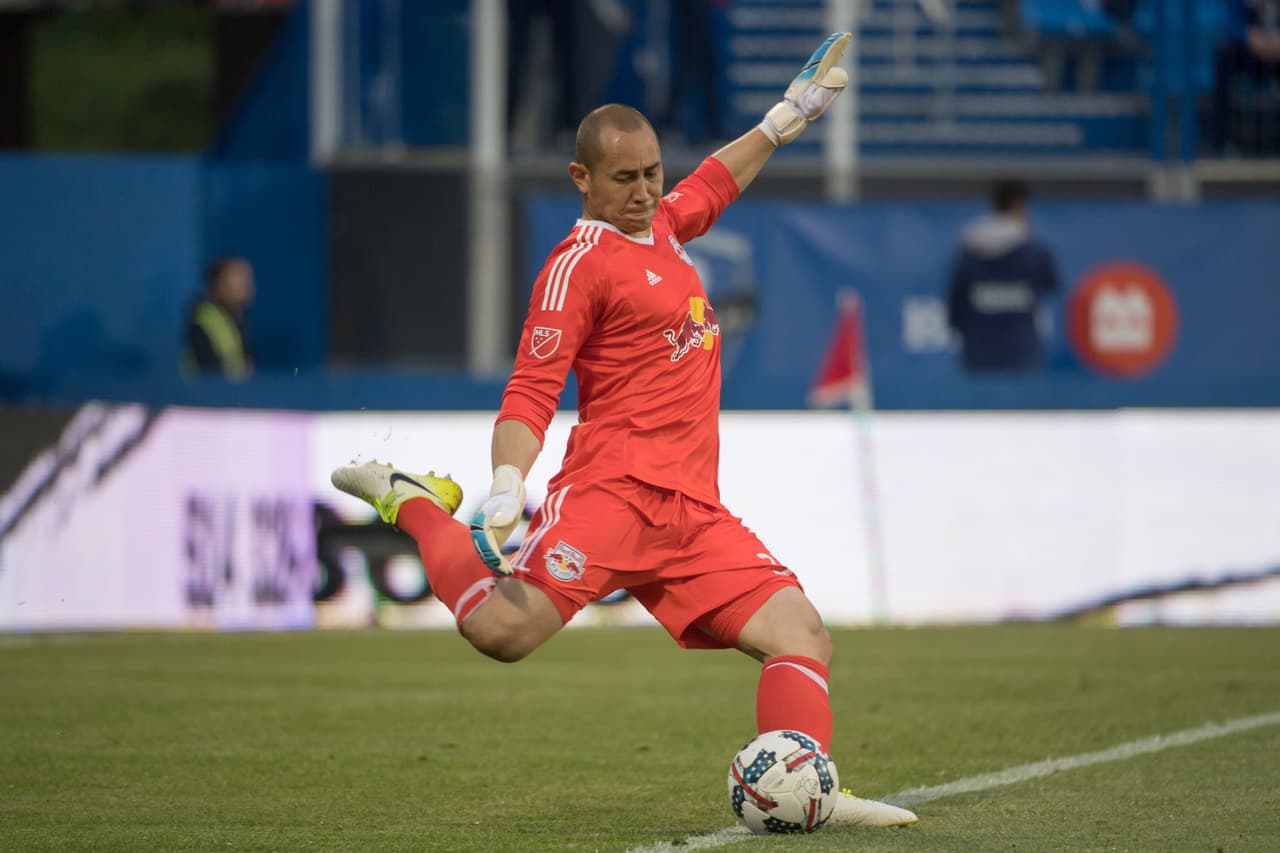 Los Red Bulls ganaron sobre el final por 2-0 su duelo ante Philadelphia Union, pero Luis Robles salvó en varias ocasiones a su equipo antes de la apertura del marcador. (USA Today Images)