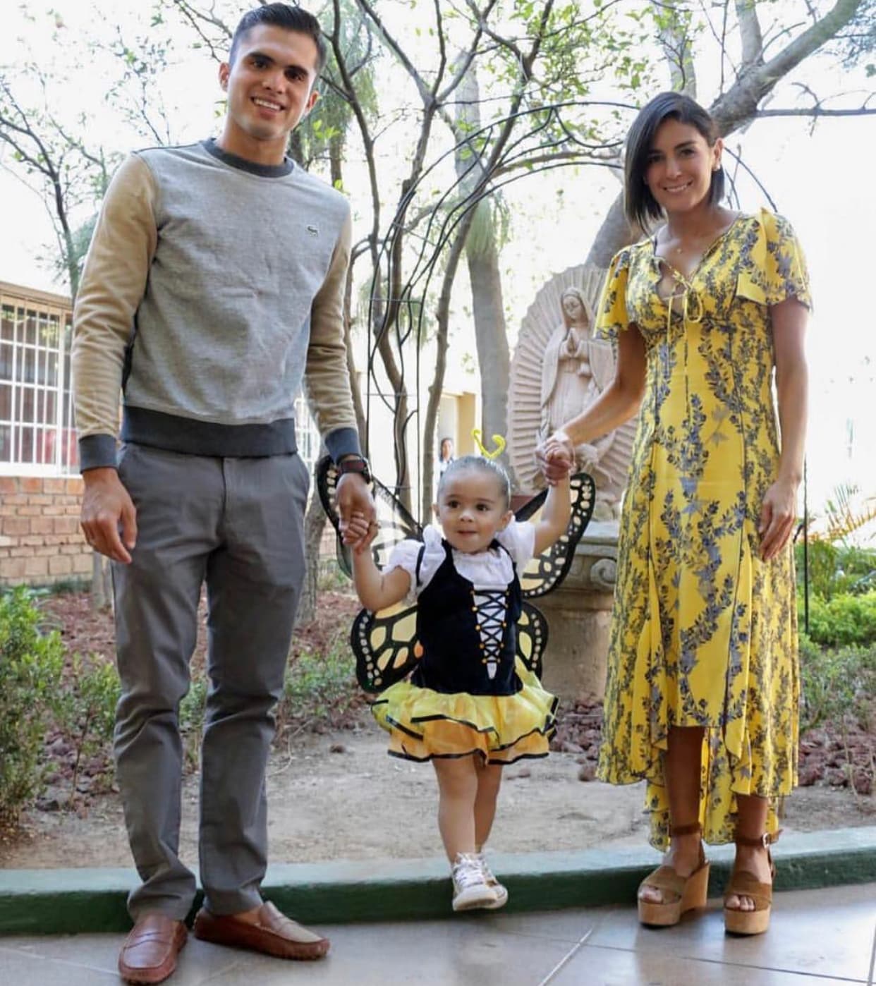 El clavadista 
<b>Iván 'Pollo' García</b> tiene una relación con la medallista olímpica Paola Espinosa, con quien hoy tiene una bebé y quien fue su compañera de delegación en una gran cantidad de eventos a lo largo de los años. "A Paola tengo muchísimo de conocerla, era mi compañera en selección cuando íbamos a competencia y en 2015 hubo más acercamiento, comenzamos a hablar más de lo normal, fuimos de vacaciones a Vallarta y ahí se comenzó a dar", reveló García
<br>sobre sus inicios.