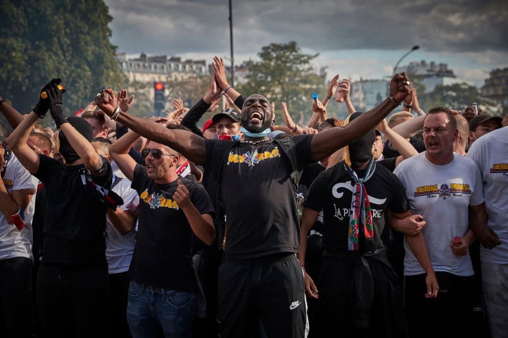 Entre cantos y marchas, los aficionados se dieron cita en las afueras del Estadio Parc de Princes para apoyar a su equipo durante la final de la Champions League.