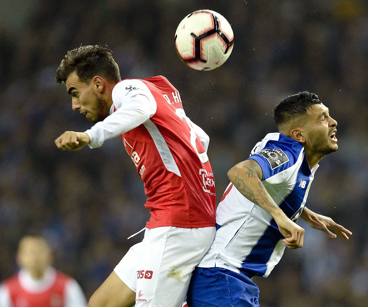 El delantero mexicano Jesús 'Tecatito' Corona (derecha) jugó los 90 minutos con el Porto que con su victoria se sostuvo en lo más alto de la tabla.