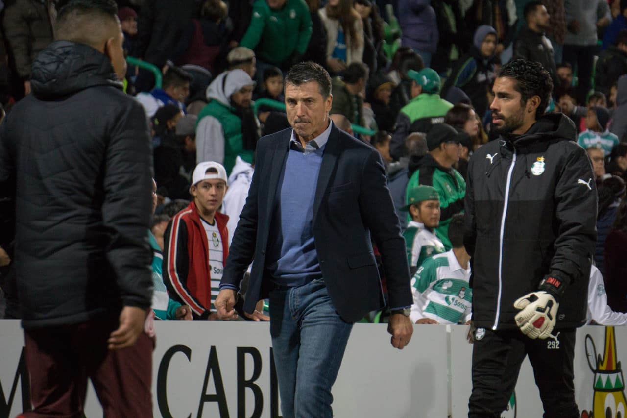 El técnico de Santos, Robert Siboldi, ha logrado que el equipo de Torreón asuma con mejor actitud su competencia y ya desde el minuto 29 ganaba con tanto de Brian Lozano.